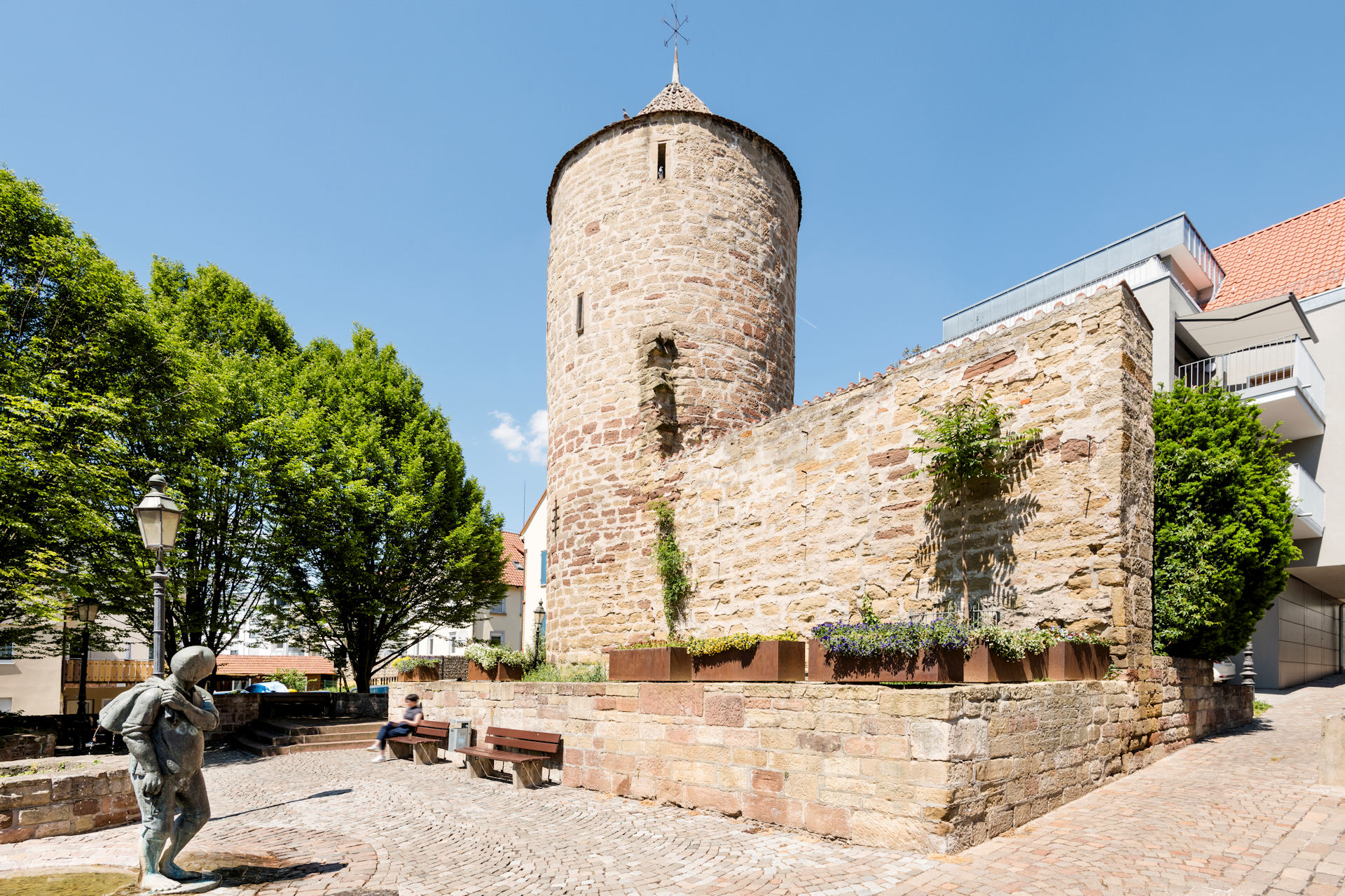 Foto: Janine Kyofsky Der Diebsturm mit der Brunnenfigur an der Wallstraße
